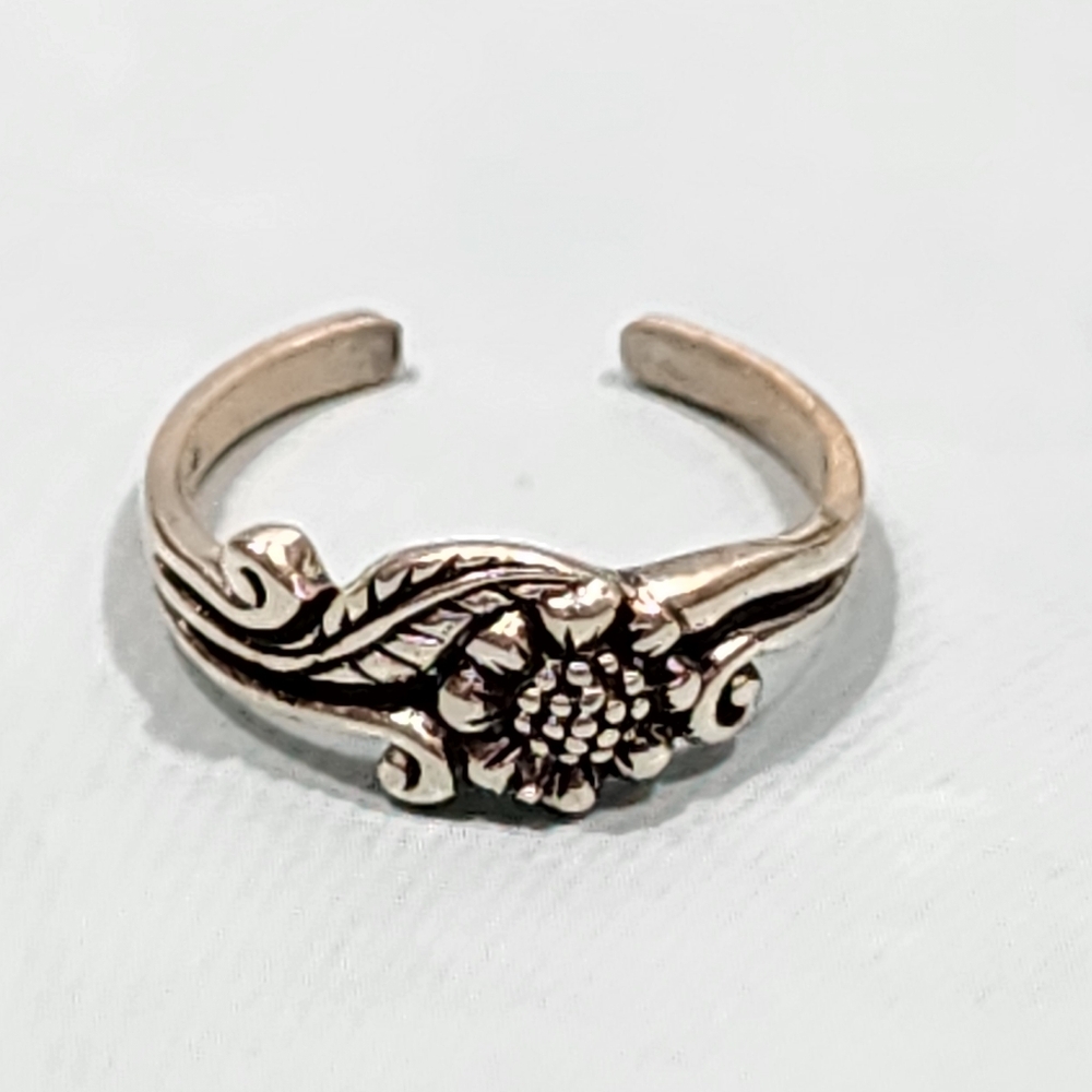 Vintage Sterling Daisy Toe Ring